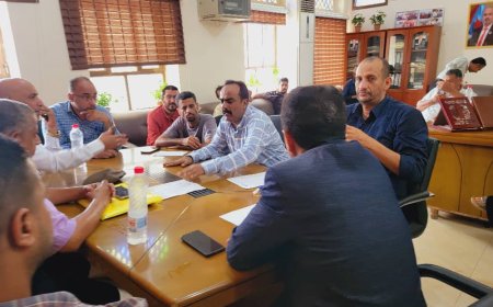 مدير عام خور مكسر يعقد اجتماعًا موسعًا لمناقشة مشاكل الصرف الصحي بالمديرية 