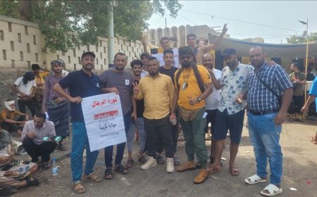 غضب في شوارع عدن.. مواطنون يتظاهرون أمام قصر معاشيق رفضًا لتدهور المعيشة والخدمات