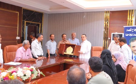 السلطة المحلية في خور مكسر تكرم مؤسسة سعيد نعمان المخلافي للتجارة والتبريد تقديرًا لدورها المجتمعي