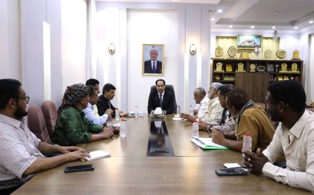 الوزير البكري يلتقي لجنة تأهيل وتعشب ملعب البيتي بجعار