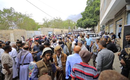 موكب جنائزي مهيب للحاج الشيباني ومواراة جثمانه الثرى في مسقط رأسه بتعز 