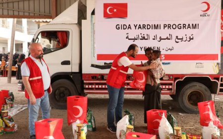 الهلال التركي يوزع سلل غذائية على الأطفال في محافظة لحج 