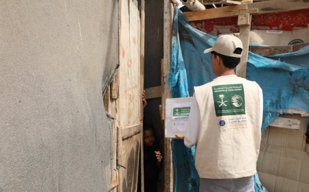 مركز الملك سلمان للإغاثة يوزع 6 آلاف كرتون من التمور للأسر الفقيرة والأيتام والنازحين بعدن