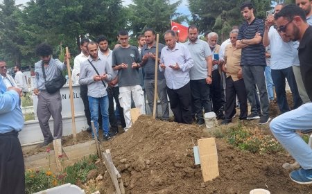 يموتون غراء!.. تشييع الشاعر والأديب الحميري في إسطنبول (صور)