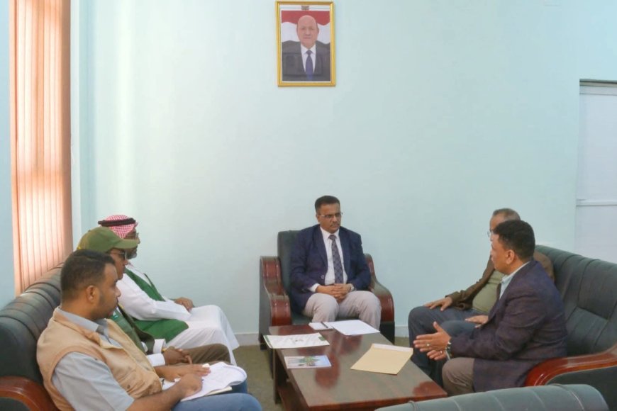 ـ بدعم من مركز الملك سلمان للإغاثة والأعمال الإنسانية & الأمين العام لمحلي حضرموت يطلع على التجهيزات لتدشين مشروع “300 ألف سلة غذائية لمستقبل آمن في اليمن” للعام 2025–2026م