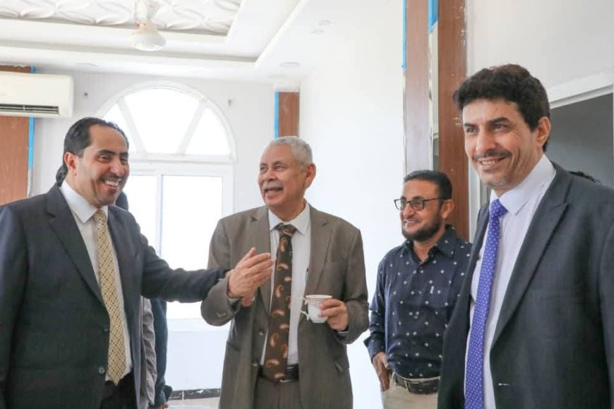 البكري يتفقد سير العمل في مكاتب وإدارات ديوان عام الوزارة بعدن
