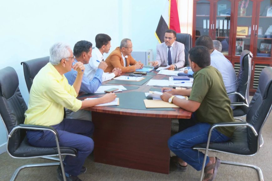 أمين عام محلي حضرموت يترأس اجتماعاً للجنة المناقصات بالمحافظة ويقر ترسية مشروع تسوير وتخديم الساحة العامة للمعهد الفني بالشحر
