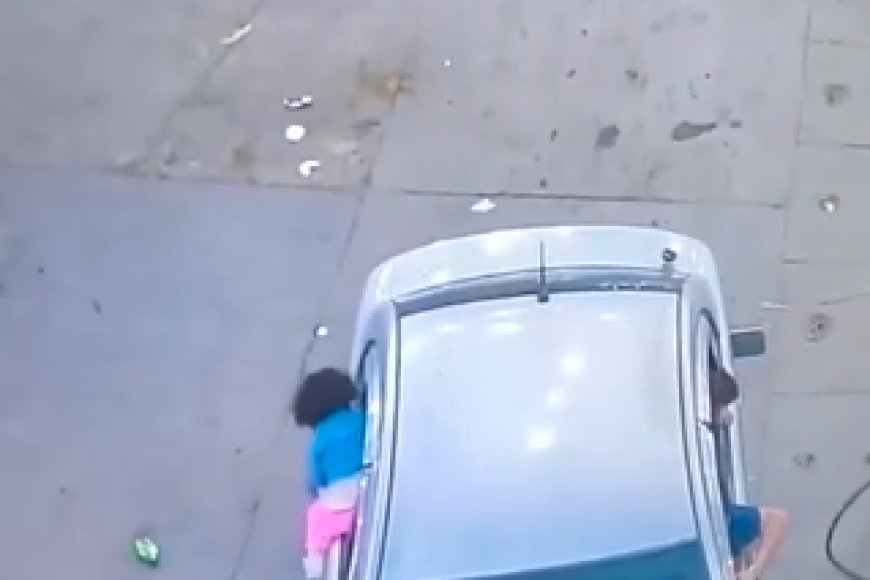 نجاة طفلة من الدهس بعد نزولها من سيارة والدها.. فيديو