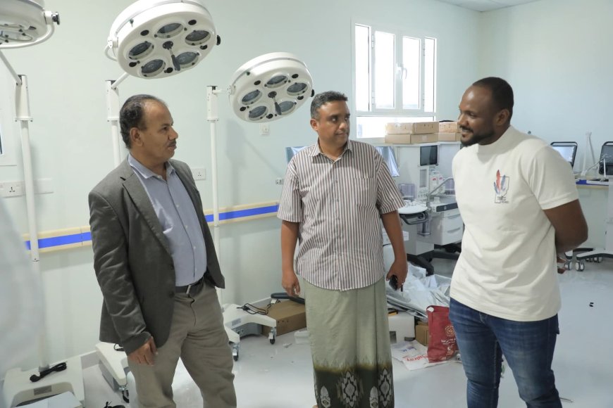الوكيل العامري يطّلع على سير أعمال التأثيث وتركيب الأجهزة الطبية بمستشفى المدينة الخيري بتريس 