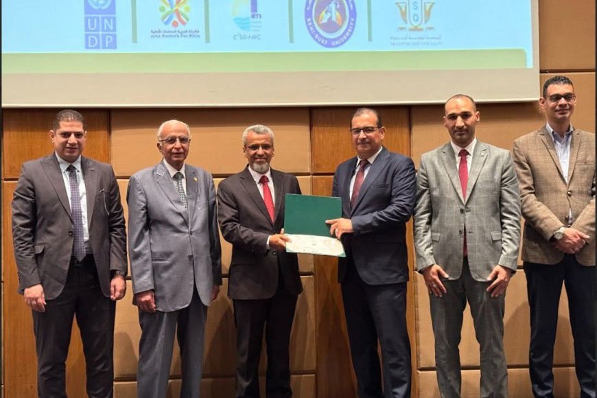 محافظ حضرموت يهنئ مؤسسة العون للتنمية بحصولها على شهادة الفئة الذهبية في الالتزام المؤسسي