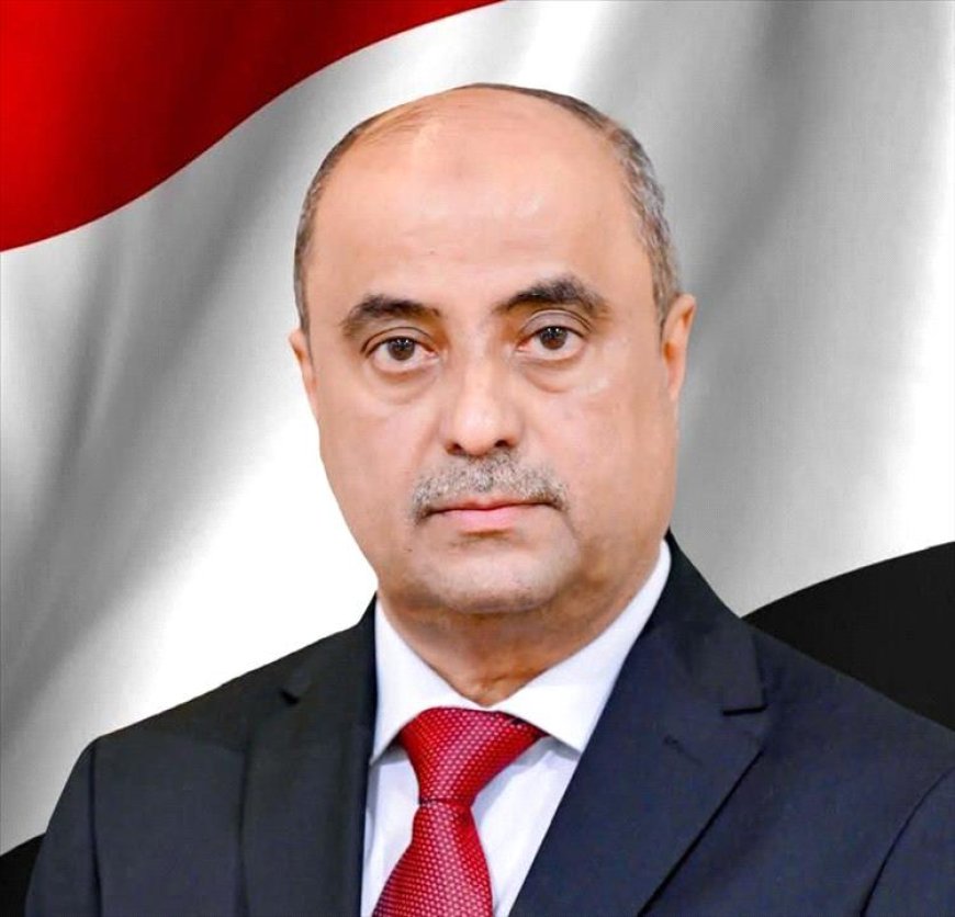 رئيس الوزراء يعود إلى العاصمة المؤقتة عدن قادمًا من الرياض
