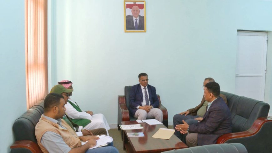 محلي حضرموت يطلع على التجهيزات لتدشين مشروع 300 ألف سلة غذائية لمستقبل آمن في اليمن