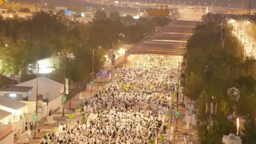 حجاج بيت الله ينفرون إلى مزدلفة بعد الوقوف على عرفات ..