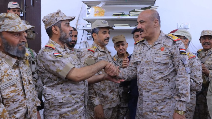 رئيس هيئة الأركان العامة يؤدي صلاة عيد الأضحى ويستقبل المهنئين بمارب