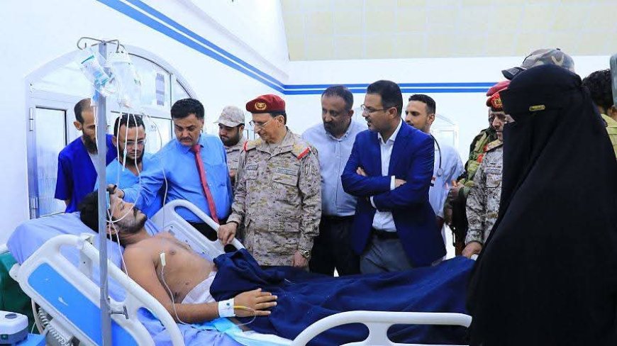 مدير مكتب قائد القوات المسلحة ومستشار رئاسة الجمهورية يزوران جرحى الجيش في عدن