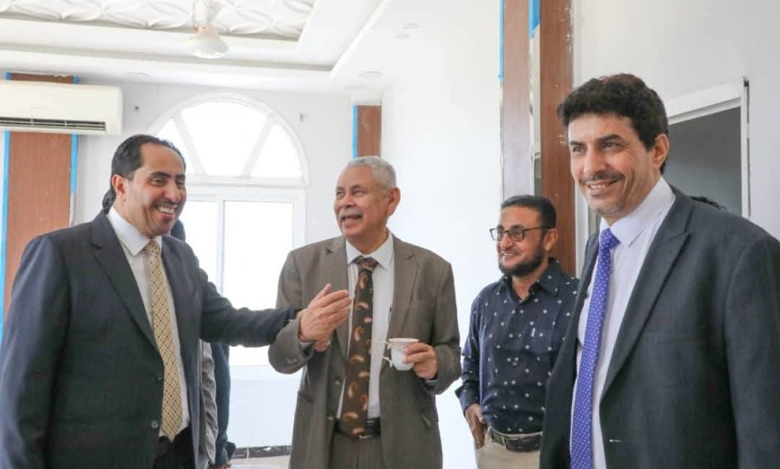 البكري يتفقد سير العمل في مكاتب وإدارات ديوان عام الوزارة بعدن