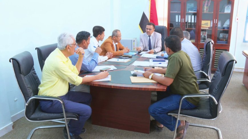 أمين عام محلي حضرموت يترأس اجتماعاً للجنة المناقصات بالمحافظة ويقر ترسية مشروع تسوير وتخديم الساحة العامة للمعهد الفني بالشحر