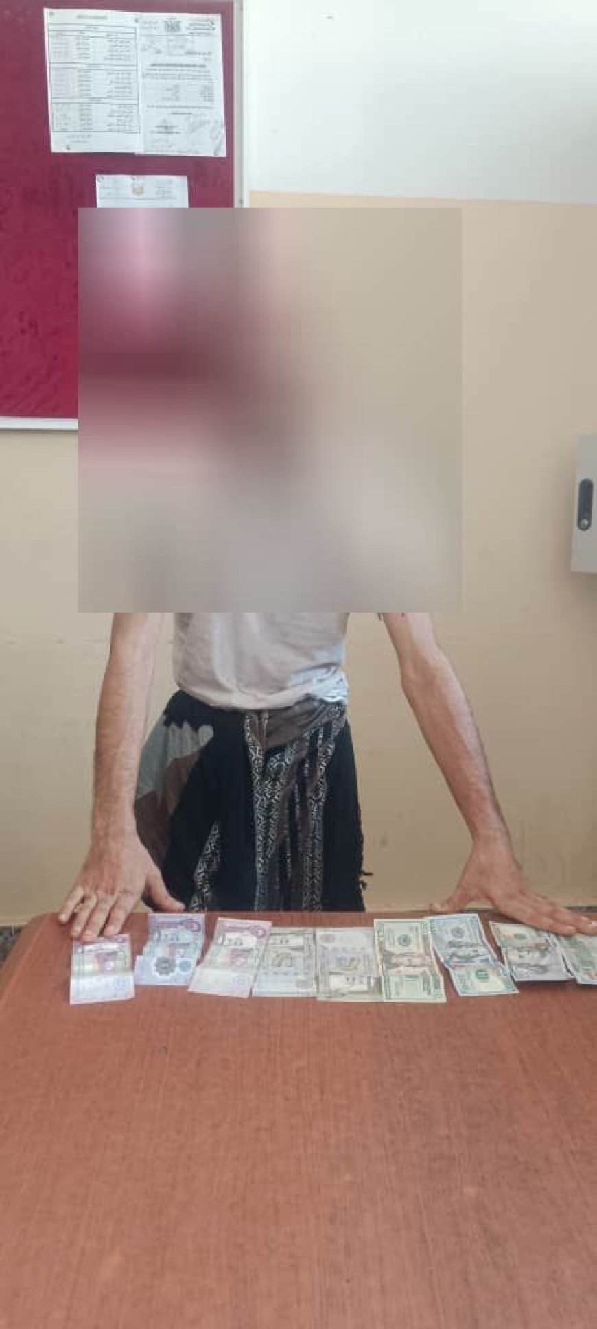 أمن عدن يُلقي القبض على متهم بسرقة مبالغ مالية وهواتف في كريتر