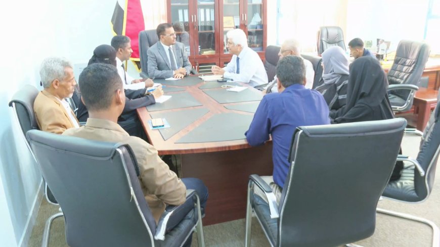 الأمين العام لمحلي حضرموت يناقش سبل تطوير الأداء بصندوق تنمية المهارات ويؤكد على أهمية التدريب النوعي والتأهيل المهني
