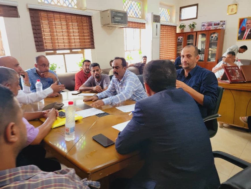 مدير عام خور مكسر يعقد اجتماعًا موسعًا لمناقشة مشاكل الصرف الصحي بالمديرية