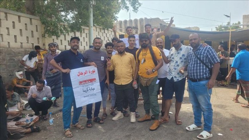 غضب في شوارع عدن.. مواطنون يتظاهرون أمام قصر معاشيق رفضًا لتدهور المعيشة والخدمات