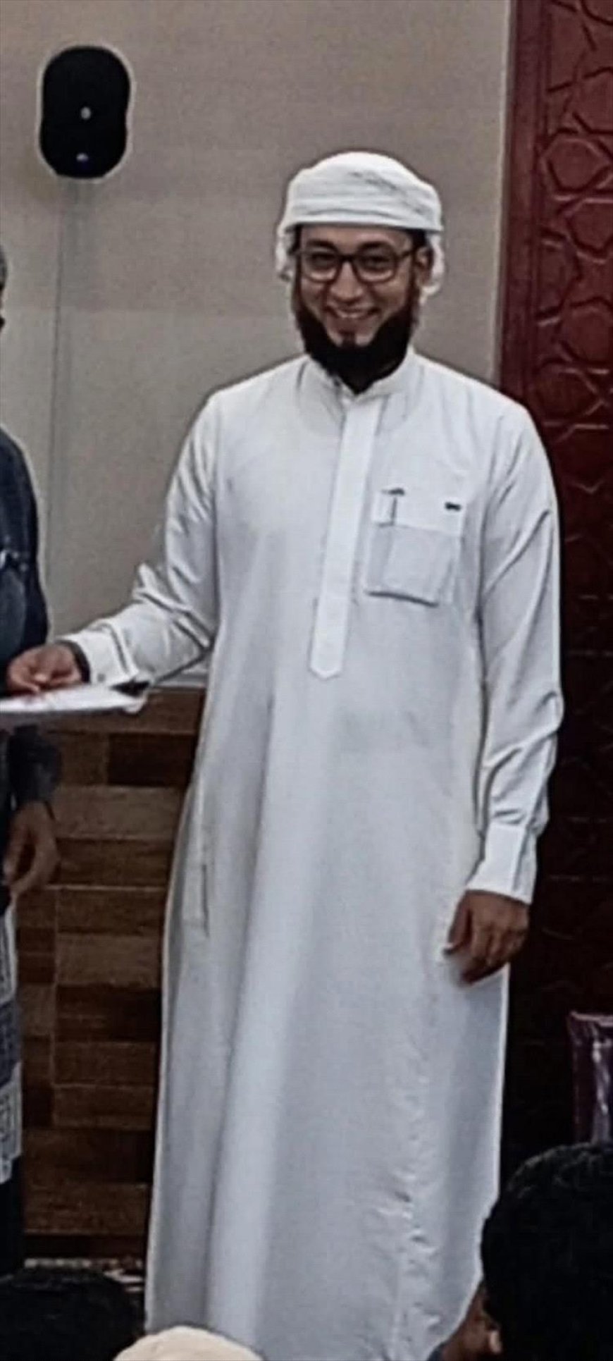 عدن.. قوة أمنية تختطف الشيخ محمد الكازمي وتطلق النار داخل المسجد