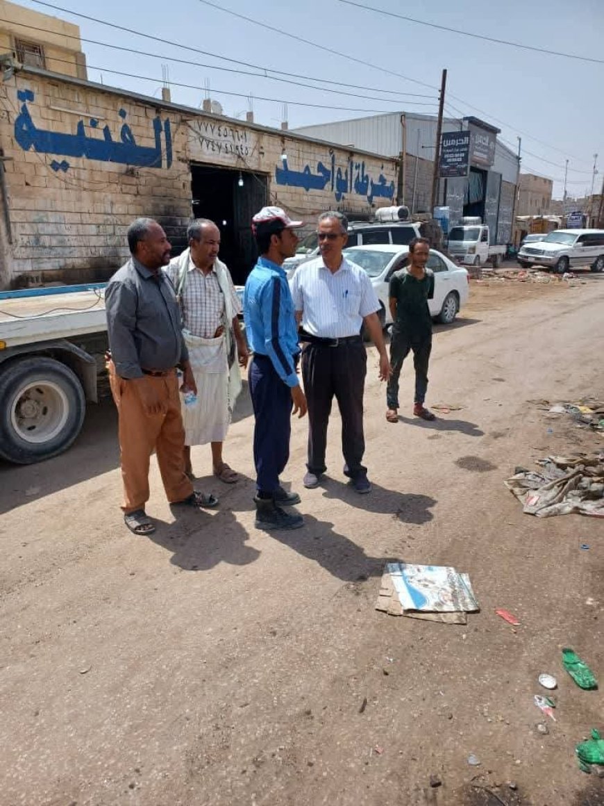 حملة شاملة لرفع السيارات المتهالكة ومخلفات الورش في مدينة عتق لتحسين المشهد الحضري