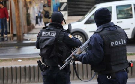 الأمر بتوفيق رسامين صحافيين في مجلة ساخرة لرسمهما صورا للنبي محمد في بلد أغلبيتهم مسلمين