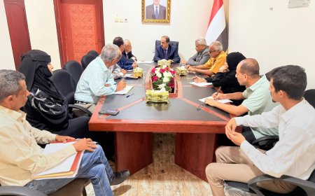 الإرياني يجتمع بفريق التصنيف السياحي لفنادق عدن ضمن خطة 100 يوم التي أطلقتها الحكومة