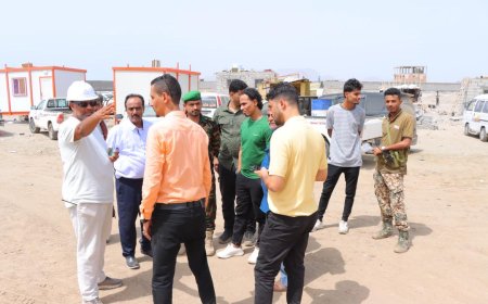 الزهري والسقاف يطلعان على سير الأعمال الإنشائية بمشروع بناء المستشفى الحديث بخور مكسر