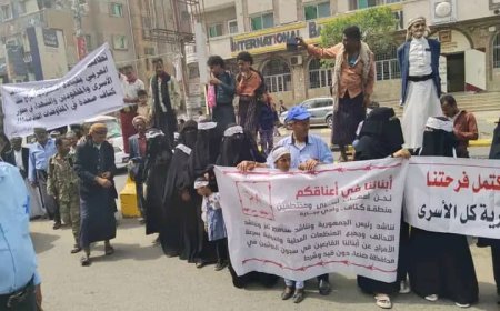 تعز .. وقفة احتجاجية لأهالي أسرى كتاف الذي باعهم رداد الهاشمي وتطالب بالإفراج عنهم من سجون الحوثي