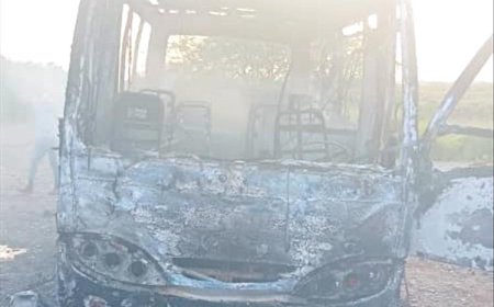 مسلحون يحرقون باص تابع لشركة أسمنت الوحدة باتيس