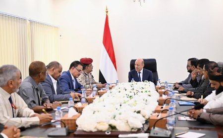 رئيس مجلس القيادة يعقد اجتماعا بقيادة السلطة المحلية بمحافظة المهرة