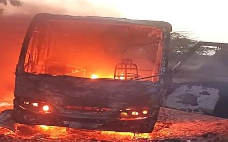 مسلحان يحرقان حافلة "أسمنت الوحدة" والشركة تحذّر من تسريح مئات العمال