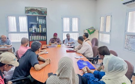 اجتماع يناقش آليات تحسين النظافة في مديرية صيرة بعدن