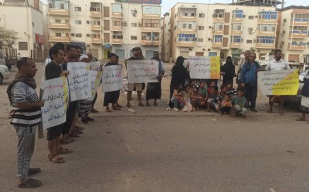 وقفة احتجاجية بعدن.. المواطنون يشكرون الفليسي ويطالبون بإنصافهم في مشروع أنماء
