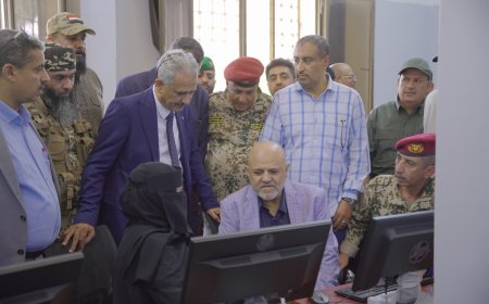 تعز بدعم من طارق صالح.. افتتاح مشروع طاقة شمسية ومعمل حاسوب حديث في فرع جامعة تعز في التربة .