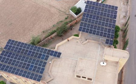 تعز.بدعم من طارق صالح.. افتتاح مشروع طاقة شمسية ومعمل حاسوب حديث في فرع جامعة تعز في التربة