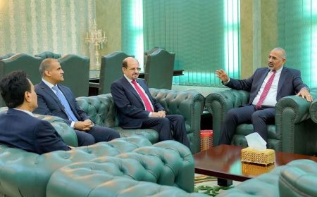 عضو مجلس القيادة اللواء الزُبيدي يطلع من وزير الخارجية على سير العمل في البعثات الدبلوماسية في الخارج