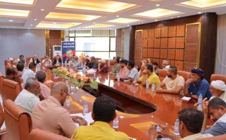السلطة المحلية في خورمكسر تعقد اجتماعًا موسعًا لمناقشة تطوير آليات عمل اللجان المجتمعية بالأحياء