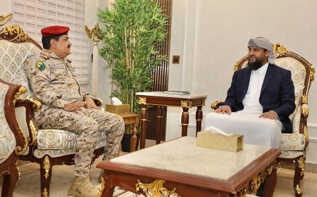 المحرّمي يناقش مع وزير الدفاع مستجدات الأوضاع العسكرية وتعزيز القدرات الدفاعية