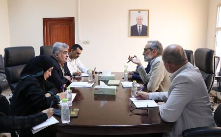 نائب وزير التخطيط يبحث مع منسق الشؤون الإنسانية للأمم المتحدة أوضاع المياه في تعز