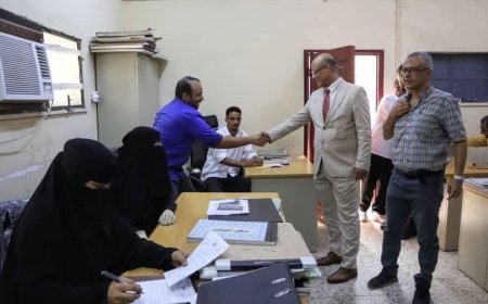 رئيس نيابة استئناف جنوب عدن يتفقد سير العمل في النيابات الابتدائية ويدعو لاستمرار أداء الرسالة القضائية ويؤكد: الإضراب لا يعني إغلاق الأبواب وتعطيل مصالح المواطنين