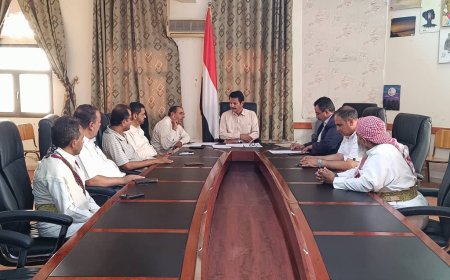 نائب وزير التربية يناقش مع مجلس أمناء مجمع المتفوقين بمأرب نتائج القبول للعام الدراسي الجديد