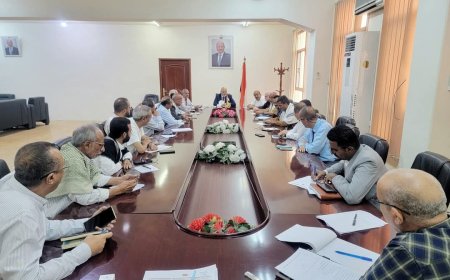 محافظ تعز يعقد اجتماع بالأحزاب والمكونات السياسية لمناقشة عدد من القضايا العامة بالمحافظة