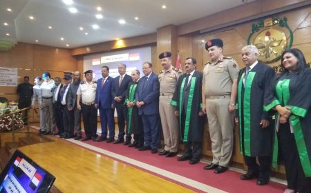 العميد الوحيشي يُبارك لوزير الدفاع نيله درجة الدكتوراه من الأكاديمية العسكرية للدراسات العليا في مصر