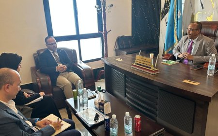 السفير الصومالي بعدن يناقش مع رئيس المفوضية السامية برنامج العودة الطوعية للاجئين الصوماليين