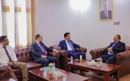 وزير النقل يلتقي سفير بلادنا لدى إندونيسيا ويبحث مع محافظ سقطرى أوضاع قطاعات النقل بالمحافظة