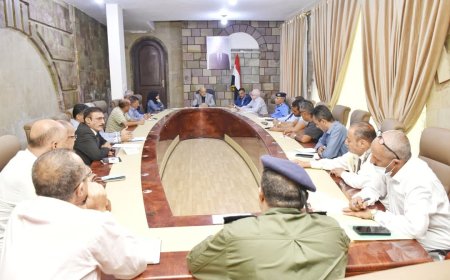 محافظ تعز يناقش تقرير لجنة الطوارئ لحل أزمة المياه