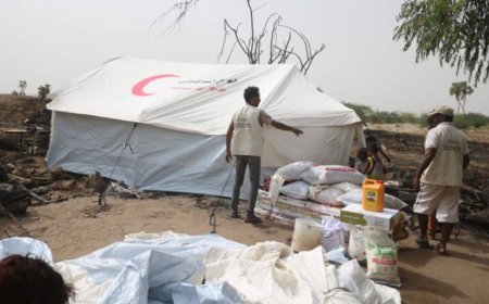 الحديدة..تدخل عاجل من الخلية الإنسانية لإغاثة أسرة نازحة احترق منزلها في الخوخة